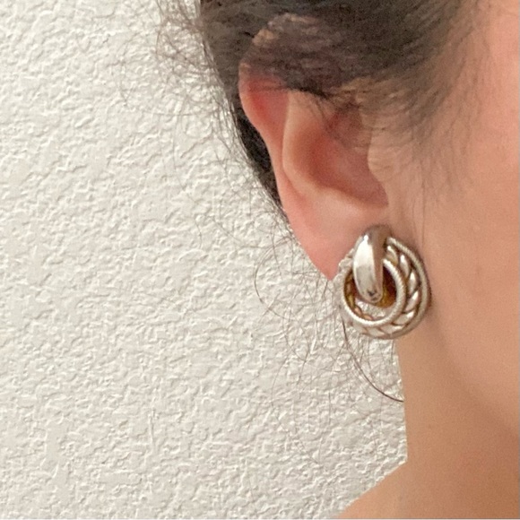 Vintage Unsigned Two-tone Round Rope Twisted Screw Back Earrings - Picture 2 of 11